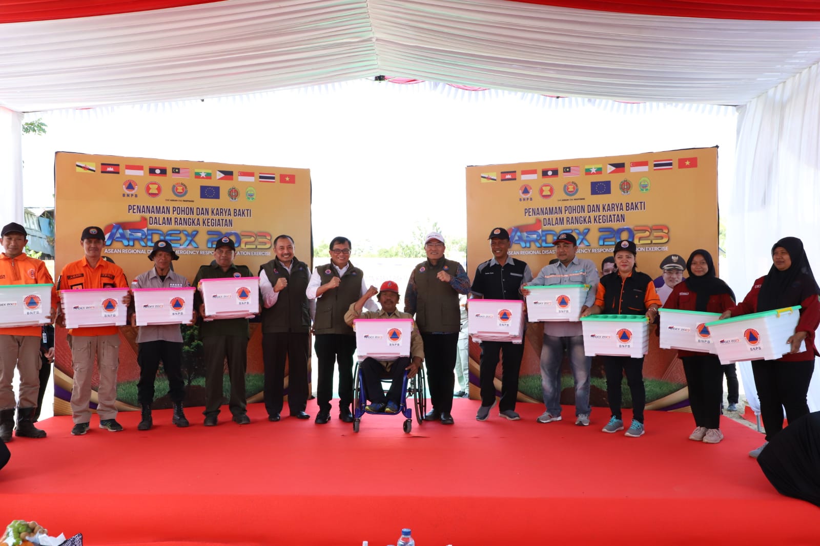 Foto bersamas sesaat setelah pemberisn tanda mata kepada para Relawan yang telah berkontribusi dalam Pengurangan Risiko Bencana sesaat setelah setelah penanaman pohon pada rangkaian acara ASEAN Regional Disaster Response Simulation Exercise (ARDEX) 2023 di Stadion Sultan Agung, Kabupaten Bantul, Daerah Istimewa Yogyakarta pada Selasa (2/8).